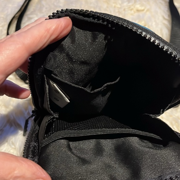 Lululemon camo crossbody pouch - Picture 4 of 5
